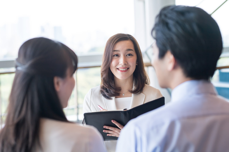 土地と施工業者ハウスメーカー探しの情報源は住宅展示場やインターネットポータルサイトや知人の紹介など